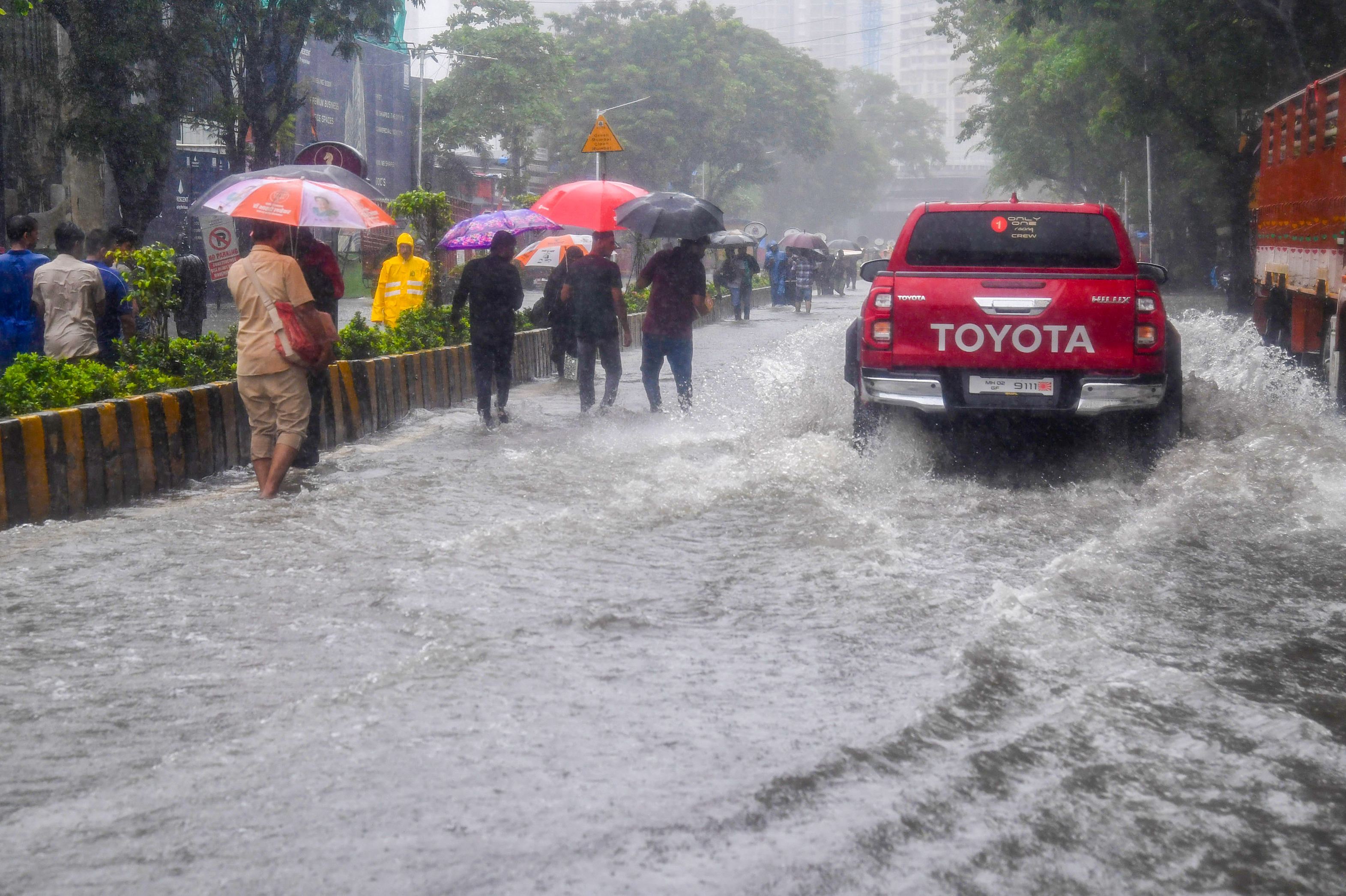 Heavy rain in Mumbai causing flooding and early office closures Heavy rain in Mumbai causing flooding and early office closures