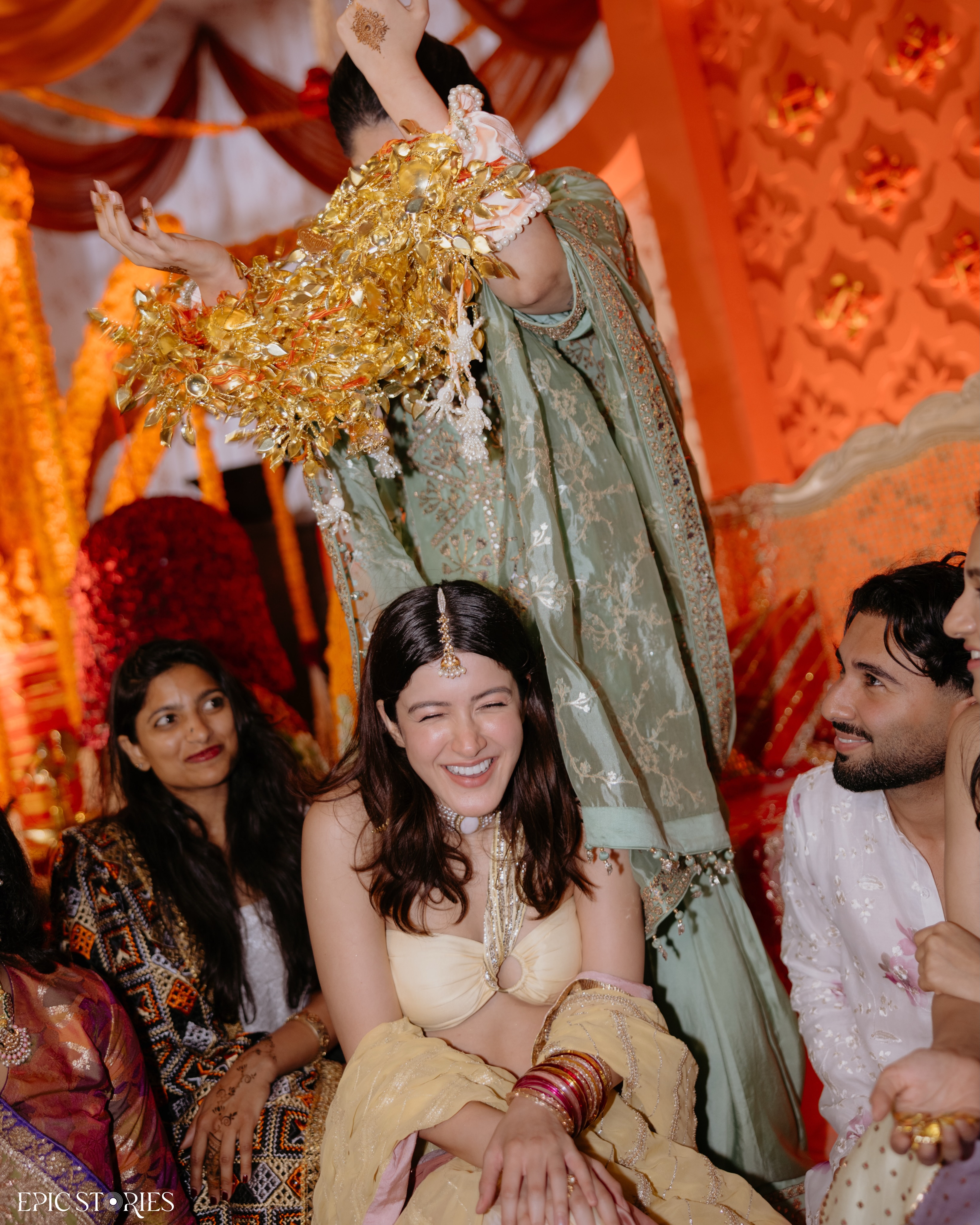 Karila falls on Arjun and Shanaya during Anshula Chooda ceremony Karila falls on Arjun and Shanaya during Anshula Chooda ceremony