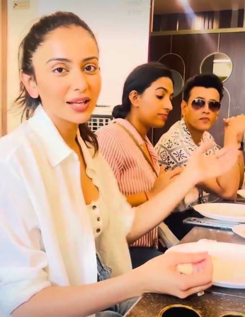 Rakul Preet Singh outdoor shoot ritual team lunch video Rakul Preet Singh outdoor shoot ritual team lunch video