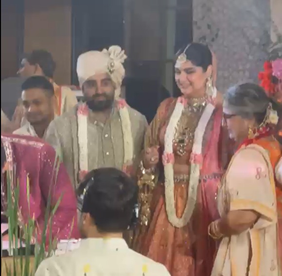 Anshula Kapoor wedding pheras with Rohan Thakkar surrounded by family Anshula Kapoor wedding pheras with Rohan Thakkar surrounded by family