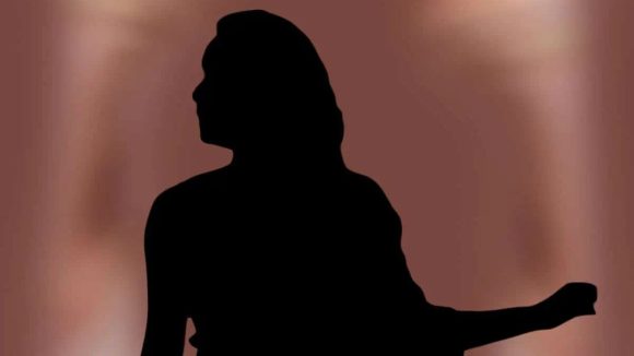 హీరోయిన్ సోదరుడికి డ్రగ్స్ కేసులో షాక్: పరారీలో నిందితుడు, గాలిస్తున్న పోలీసులు! హీరోయిన్ సోదరుడికి డ్రగ్స్ కేసులో షాక్: పరారీలో నిందితుడు, గాలిస్తున్న పోలీసులు!