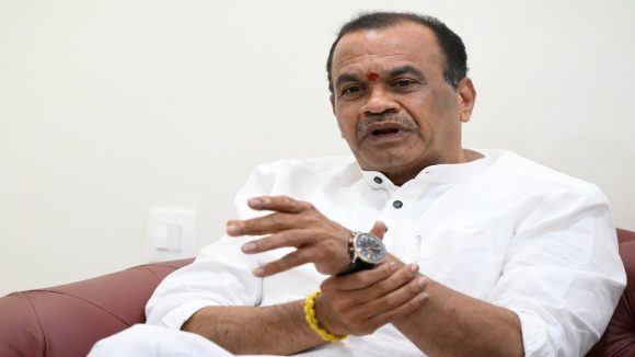 Minister Komatireddy: హీరోలకు వందల కోట్ల రెమ్యురేషన్లు ఎందుకు?.. ఇకపై టికెట్ల రేట్ల పెంపు ఉండదు: మంత్రి కోమటిరెడ్డి Minister Komatireddy: హీరోలకు వందల కోట్ల రెమ్యురేషన్లు ఎందుకు?.. ఇకపై టికెట్ల రేట్ల పెంపు ఉండదు: మంత్రి కోమటిరెడ్డి