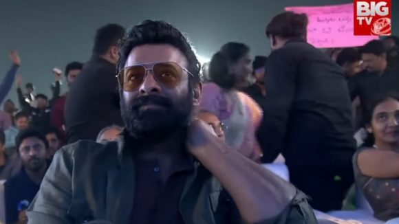 ది రాజా సాబ్ ప్రీ రిలీజ్: ప్రభాస్ సరికొత్త లుక్ వైరల్! అంచనాలు పెంచిన గ్రాండ్ ఎంట్రీ ది రాజా సాబ్ ప్రీ రిలీజ్: ప్రభాస్ సరికొత్త లుక్ వైరల్! అంచనాలు పెంచిన గ్రాండ్ ఎంట్రీ