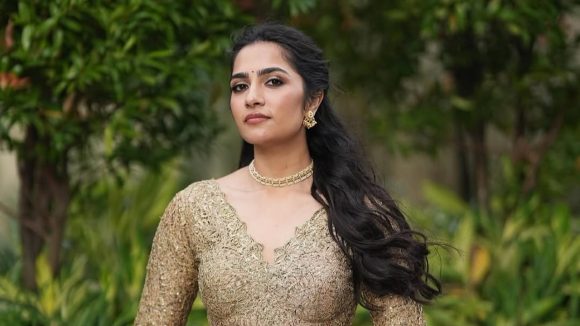 కాంతార మ్యాజిక్: బాలీవుడ్లోకి రుక్మిణి వసంత్ డెబ్యూ, బిజీగా స్టార్ హీరోయిన్! కాంతార మ్యాజిక్: బాలీవుడ్లోకి రుక్మిణి వసంత్ డెబ్యూ, బిజీగా స్టార్ హీరోయిన్!