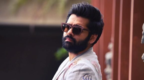 వరుస పరాజయాలు.. రామ్ పోతినేని కొత్త ప్రయాణం: పెన్ను పట్టిన ఎనర్జిటిక్ స్టార్! వరుస పరాజయాలు.. రామ్ పోతినేని కొత్త ప్రయాణం: పెన్ను పట్టిన ఎనర్జిటిక్ స్టార్!