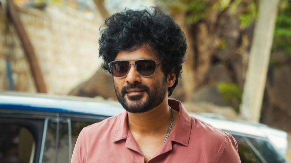 సిద్దు షాకింగ్ నిర్ణయం: రెండు చిత్రాలు పక్కన పెట్టి.. ఊహించని కొత్త ప్రాజెక్ట్కు గ్రీన్ సిగ్నల్! సిద్దు షాకింగ్ నిర్ణయం: రెండు చిత్రాలు పక్కన పెట్టి.. ఊహించని కొత్త ప్రాజెక్ట్కు గ్రీన్ సిగ్నల్!