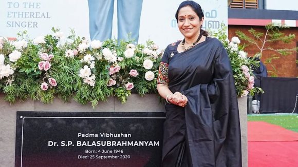 దిగ్భ్రాంతి! గొంతు కోల్పోయిన స్టార్ సింగర్ సుజాత.. రంగంలోకి రెహమాన్ సోదరి! ఏం జరిగిందంటే? దిగ్భ్రాంతి! గొంతు కోల్పోయిన స్టార్ సింగర్ సుజాత.. రంగంలోకి రెహమాన్ సోదరి! ఏం జరిగిందంటే?