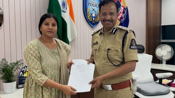 మంగ్లీ కేసులో సంచలనం! సీపీ సజ్జనార్ను కలిసిన సింగర్.. అసలేం జరిగింది? మంగ్లీ కేసులో సంచలనం! సీపీ సజ్జనార్ను కలిసిన సింగర్.. అసలేం జరిగింది?