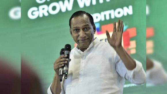 మల్లారెడ్డి సంచలన నిర్ణయం: సినీ రంగ ప్రవేశం, బయోపిక్కు తానే నిర్మాత! మల్లారెడ్డి సంచలన నిర్ణయం: సినీ రంగ ప్రవేశం, బయోపిక్కు తానే నిర్మాత!