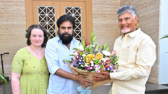 పవన్ కళ్యాణ్ సర్జరీ అనంతర రూపం చూసి షాక్ అయిన అభిమానులు! అసలేం జరిగింది? పవన్ కళ్యాణ్ సర్జరీ అనంతర రూపం చూసి షాక్ అయిన అభిమానులు! అసలేం జరిగింది?