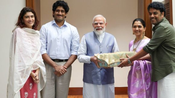 ఖుష్బూ ఇంట్లో పెళ్లి వేడుక: మోదీకి స్వయంగా ఆహ్వానం.. వైరల్ అవుతున్న ఫోటోలు! ఖుష్బూ ఇంట్లో పెళ్లి వేడుక: మోదీకి స్వయంగా ఆహ్వానం.. వైరల్ అవుతున్న ఫోటోలు!