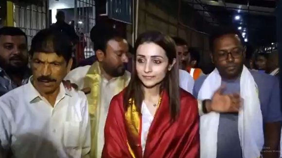 ఎన్నికల ఫలితాల వేళ తిరుమలలో త్రిష! విజయ్ పార్టీ కోసమేనా? కోలీవుడ్లో సంచలనం! ఎన్నికల ఫలితాల వేళ తిరుమలలో త్రిష! విజయ్ పార్టీ కోసమేనా? కోలీవుడ్లో సంచలనం!