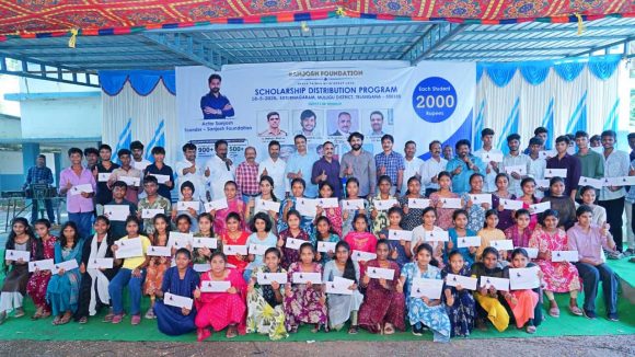 నటుడిగా వెండితెరపైనే కాదు.. నిజ జీవితంలోనూ హీరో సంజోష్! సమాజ సేవతో ఆదర్శం. నటుడిగా వెండితెరపైనే కాదు.. నిజ జీవితంలోనూ హీరో సంజోష్! సమాజ సేవతో ఆదర్శం.