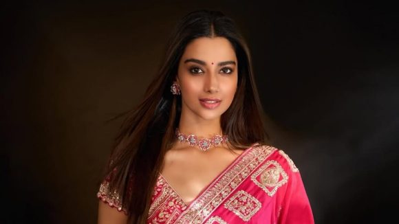 డాక్టర్, యాక్టర్.. ఆశ్చర్యపరిచే మీనాక్షి చౌదరి ఐపీఎస్ టార్గెట్! డాక్టర్, యాక్టర్.. ఆశ్చర్యపరిచే మీనాక్షి చౌదరి ఐపీఎస్ టార్గెట్!