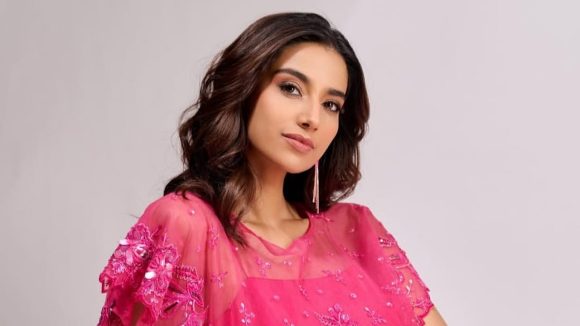 మీనాక్షి చౌదరి సంచలనం: ఏడాది నిరీక్షణ! చివరికి ఏం జరిగిందంటే? మీనాక్షి చౌదరి సంచలనం: ఏడాది నిరీక్షణ! చివరికి ఏం జరిగిందంటే?
