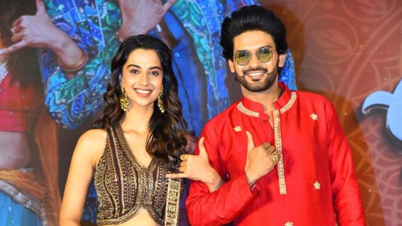 షాకింగ్: 'అనగనగా ఒక రాజు'లో ఊహించని ట్విస్ట్! కామెడీతో పాటు రాజకీయ వ్యంగ్యం కూడా! షాకింగ్: 'అనగనగా ఒక రాజు'లో ఊహించని ట్విస్ట్! కామెడీతో పాటు రాజకీయ వ్యంగ్యం కూడా!