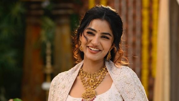 అనుపమ పరమేశ్వరన్ 'క్రేజీ కళ్యాణం': టాలీవుడ్ యంగ్ హీరోతో షాకింగ్ పోస్టర్ వైరల్! అనుపమ పరమేశ్వరన్ 'క్రేజీ కళ్యాణం': టాలీవుడ్ యంగ్ హీరోతో షాకింగ్ పోస్టర్ వైరల్!