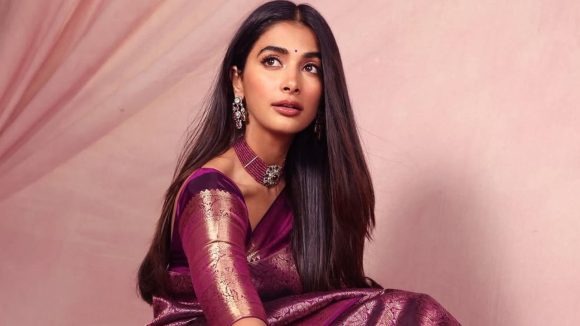 షాకింగ్: క్యారవాన్ లోకి చొరబడి అసభ్యంగా ప్రవర్తించిన హీరో.. చెంప పగలగొట్టిన పూజా హెగ్డే! షాకింగ్: క్యారవాన్ లోకి చొరబడి అసభ్యంగా ప్రవర్తించిన హీరో.. చెంప పగలగొట్టిన పూజా హెగ్డే!