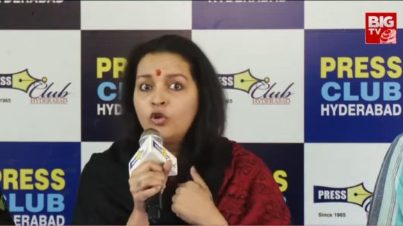 రేణు దేశాయ్ ఫైర్: మనుషులు తప్పు చేస్తే అందరినీ చంపేస్తారా? వీధి కుక్కల విషయంలో షాకింగ్ కామెంట్స్! రేణు దేశాయ్ ఫైర్: మనుషులు తప్పు చేస్తే అందరినీ చంపేస్తారా? వీధి కుక్కల విషయంలో షాకింగ్ కామెంట్స్!
