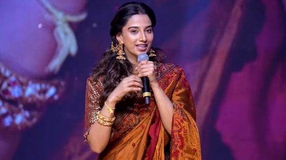హీరోలపై మీనాక్షి షాకింగ్ కామెంట్స్! మహేష్ గురించి ఆమె ఏమన్నారంటే..? హీరోలపై మీనాక్షి షాకింగ్ కామెంట్స్! మహేష్ గురించి ఆమె ఏమన్నారంటే..?