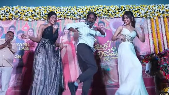 మాస్ డ్యాన్స్తో అదరగొట్టిన కిషోర్ తిరుమల: రవితేజ సినిమాలో డైరెక్టర్కి బంపర్ ఆఫర్! మాస్ డ్యాన్స్తో అదరగొట్టిన కిషోర్ తిరుమల: రవితేజ సినిమాలో డైరెక్టర్కి బంపర్ ఆఫర్!