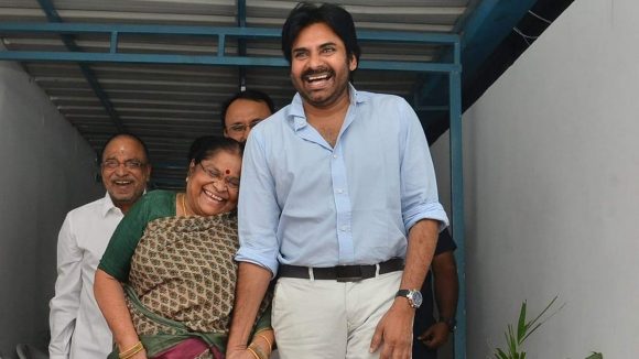 తల్లి పుట్టినరోజు వేడుకలో పవన్ కళ్యాణ్ సంచలనం! జూపార్క్లో ఏం చేశారంటే? తల్లి పుట్టినరోజు వేడుకలో పవన్ కళ్యాణ్ సంచలనం! జూపార్క్లో ఏం చేశారంటే?