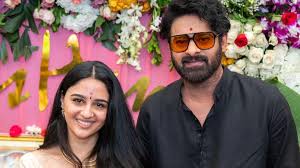 ఫౌజీకి డేంజర్ బెల్స్ మోగాయి! ప్రభాస్ ఏం చేస్తారో? ఫౌజీకి డేంజర్ బెల్స్ మోగాయి! ప్రభాస్ ఏం చేస్తారో?