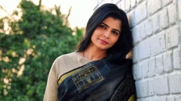 చిన్మయికి భారీ షాక్: వివాదాస్పద పాట నుంచి గాయని వాయిస్ అవుట్, క్షమాపణ తర్వాత ద్రౌపతి 2 మూవీ కీలక నిర్ణయం! చిన్మయికి భారీ షాక్: వివాదాస్పద పాట నుంచి గాయని వాయిస్ అవుట్, క్షమాపణ తర్వాత ద్రౌపతి 2 మూవీ కీలక నిర్ణయం!