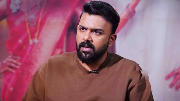 తరుణ్ భాస్కర్ సంచలనం: ప్రభాస్కు పోటీగా 100 కోట్ల సినిమా! తరుణ్ భాస్కర్ సంచలనం: ప్రభాస్కు పోటీగా 100 కోట్ల సినిమా!