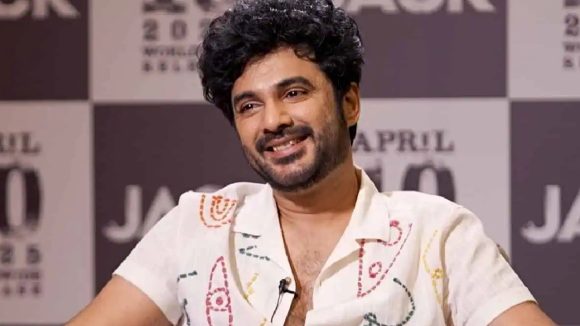 సిద్దు జొన్నలగడ్డ 'రాంబో'గా వస్తున్నాడు! ఈ సినిమాతో మళ్ళీ హిట్ కొడతాడా? సిద్దు జొన్నలగడ్డ 'రాంబో'గా వస్తున్నాడు! ఈ సినిమాతో మళ్ళీ హిట్ కొడతాడా?