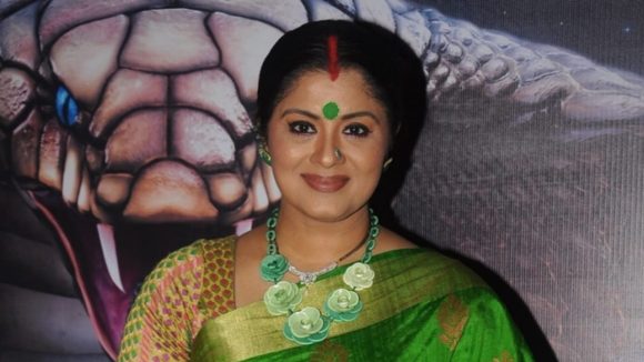 Sudha Chandran's Viral Video: Actress Explains Midnight Commotion & Strange Experiences Sudha Chandran's Viral Video: Actress Explains Midnight Commotion & Strange Experiences