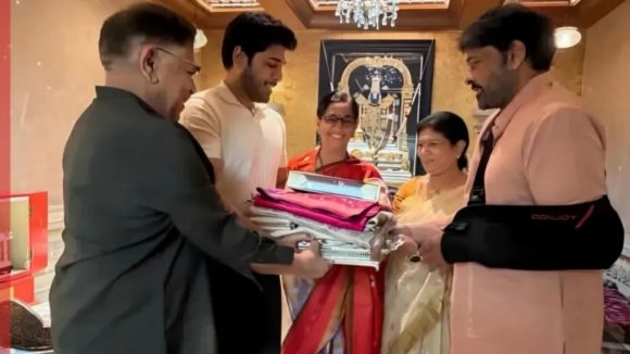అల్లు శిరీష్ పెళ్లి: మెగాస్టార్ ఇంటికి తొలి ఆహ్వానం! వివాహ వేడుకలో సందడి!! అల్లు శిరీష్ పెళ్లి: మెగాస్టార్ ఇంటికి తొలి ఆహ్వానం! వివాహ వేడుకలో సందడి!!