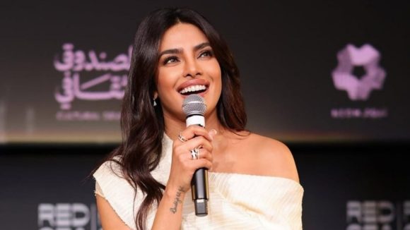 బాలీవుడ్ లో కుట్రలు! నన్ను తొక్కేయాలని చూశారు: ప్రియాంక సంచలన ఆరోపణలు! బాలీవుడ్ లో కుట్రలు! నన్ను తొక్కేయాలని చూశారు: ప్రియాంక సంచలన ఆరోపణలు!