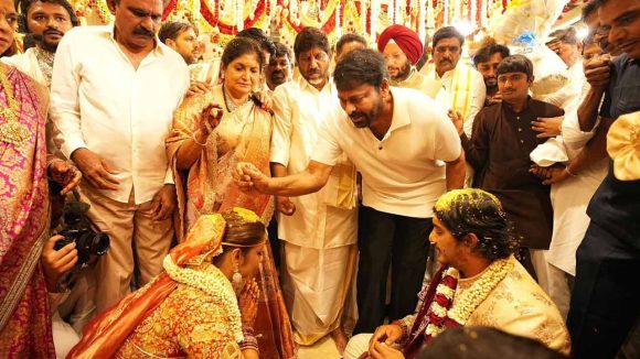 మెగాస్టార్ సందడి: డిప్యూటీ సీఎం తనయుడి పెళ్లి వేడుకలో చిరంజీవి మెరుపులు! మెగాస్టార్ సందడి: డిప్యూటీ సీఎం తనయుడి పెళ్లి వేడుకలో చిరంజీవి మెరుపులు!