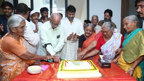 చిరంజీవి దాతృత్వం: అవార్డు డబ్బుతో అనాథలకు అండగా నిలిచిన మెగాస్టార్! రామ్ చరణ్ పుట్టినరోజు వేడుకలు. చిరంజీవి దాతృత్వం: అవార్డు డబ్బుతో అనాథలకు అండగా నిలిచిన మెగాస్టార్! రామ్ చరణ్ పుట్టినరోజు వేడుకలు.