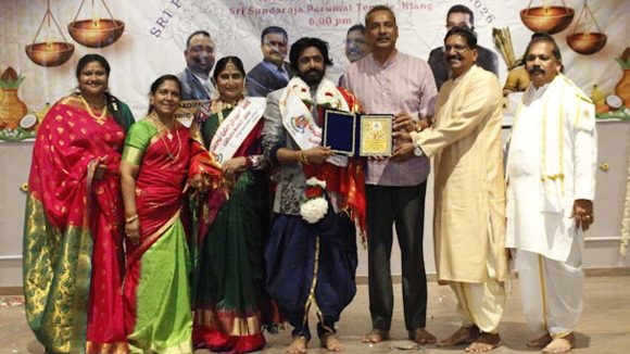 మలేషియాలో 'మన్యం ధీరుడు' ఘన విజయం! ఆర్.వి.వి. సత్యనారాయణకు ఉగాది పురస్కారం! మలేషియాలో 'మన్యం ధీరుడు' ఘన విజయం! ఆర్.వి.వి. సత్యనారాయణకు ఉగాది పురస్కారం!
