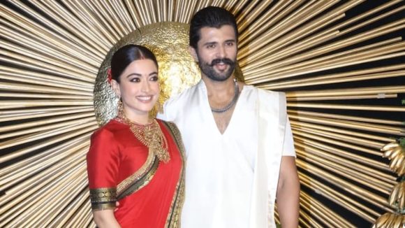 విరోష్ పెళ్లి ఖర్చు అంచనాలు దాటేశాయ్! ఎంతో తెలిస్తే షాక్ అవుతారు! నిజంగా అంతా వాళ్ళ సొంత డబ్బుతోనే జరిగిందా? విరోష్ పెళ్లి ఖర్చు అంచనాలు దాటేశాయ్! ఎంతో తెలిస్తే షాక్ అవుతారు! నిజంగా అంతా వాళ్ళ సొంత డబ్బుతోనే జరిగిందా?