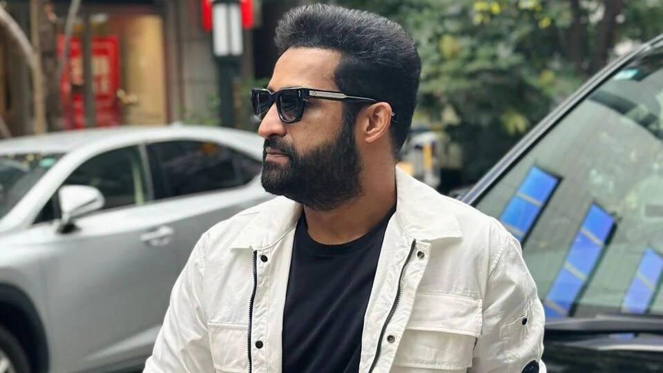 ఎన్టీఆర్ పుట్టిన రోజున అభిమానులకు రెండు సర్ప్రైజ్లు పక్కా! ఎన్టీఆర్ పుట్టిన రోజున అభిమానులకు రెండు సర్ప్రైజ్లు పక్కా!