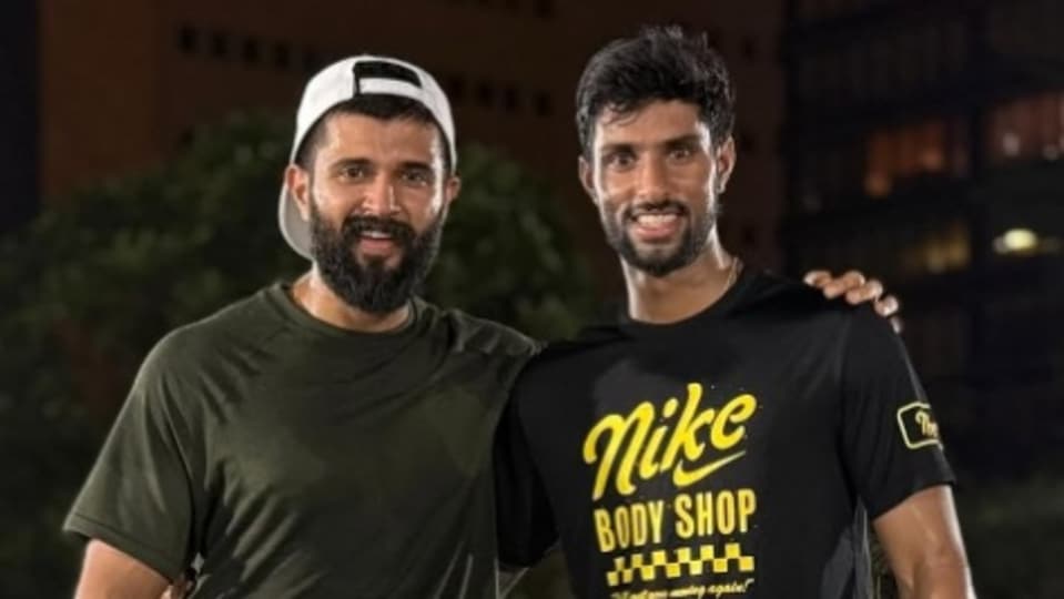 తిలక్ వర్మకు విజయ్ దేవరకొండ ఛాలెంజ్..పికిల్ బాల్ కోర్టులో ఫైట్..ఎవరు గెలిచారంటే? వీడియో వైరల్ తిలక్ వర్మకు విజయ్ దేవరకొండ ఛాలెంజ్..పికిల్ బాల్ కోర్టులో ఫైట్..ఎవరు గెలిచారంటే? వీడియో వైరల్