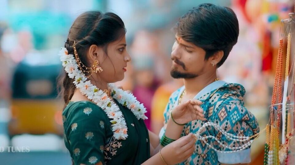 రాను బొంబయికి రాను సాంగ్ లిరిక్స్.. యూట్యూబ్లో 22 కోట్ల వ్యూస్.. లెక్కలేనన్ని రీల్స్, ఇప్పటికీ టాప్ ట్రెండింగ్ రాను బొంబయికి రాను సాంగ్ లిరిక్స్.. యూట్యూబ్లో 22 కోట్ల వ్యూస్.. లెక్కలేనన్ని రీల్స్, ఇప్పటికీ టాప్ ట్రెండింగ్