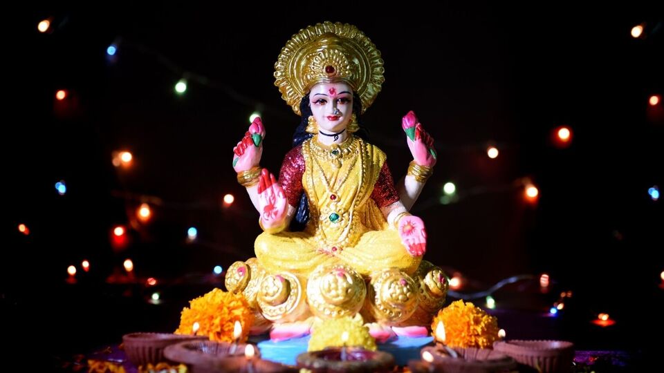 వైశాఖ పౌర్ణమి: లక్ష్మీదేవికి ఏమి సమర్పించాలి? సమస్యలు, సిరి సంపదలు! వైశాఖ పౌర్ణమి: లక్ష్మీదేవికి ఏమి సమర్పించాలి? సమస్యలు, సిరి సంపదలు!