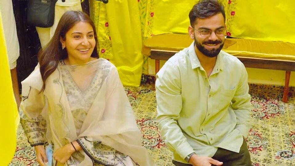 టెస్టులకు రిటైర్మెంట్ ప్రకటించిన మరుసటి రోజే భార్యతో కలిసి తన ఫేవరెట్ స్వామీజీని కలిసిన విరాట్ కోహ్లి టెస్టులకు రిటైర్మెంట్ ప్రకటించిన మరుసటి రోజే భార్యతో కలిసి తన ఫేవరెట్ స్వామీజీని కలిసిన విరాట్ కోహ్లి