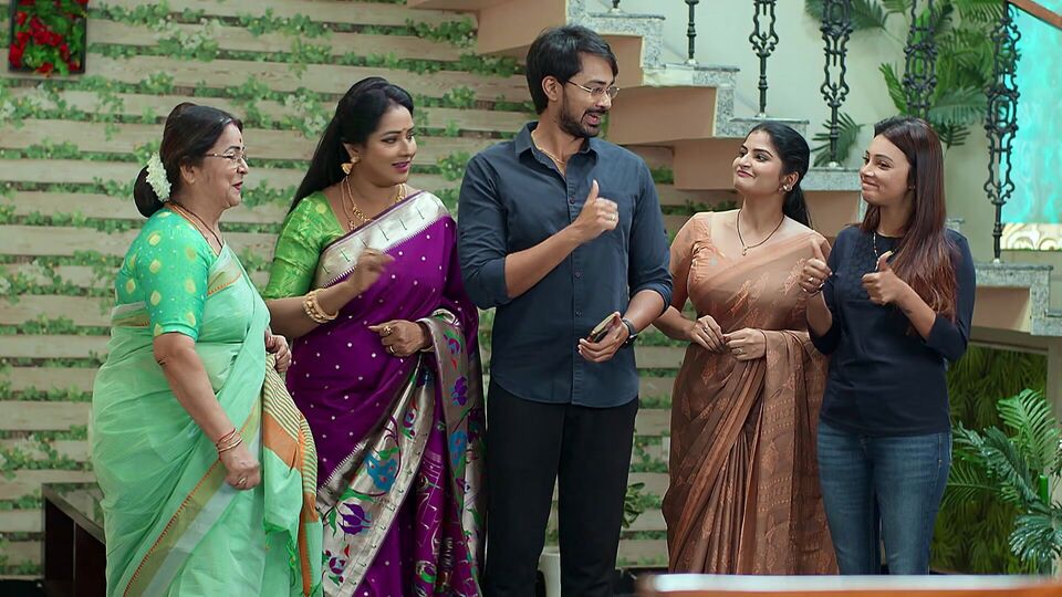 బ్రహ్మముడి టుడే ఎపిసోడ్: మోసగత్తెగా కావ్యపై ముద్ర -అపార్థం చేసుకున్న రాజ్- యాక్టింగ్లో ఇరగదీసిన యామిని బ్రహ్మముడి టుడే ఎపిసోడ్: మోసగత్తెగా కావ్యపై ముద్ర -అపార్థం చేసుకున్న రాజ్- యాక్టింగ్లో ఇరగదీసిన యామిని
