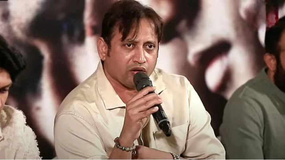ఐసీయూలోకి వచ్చిన పేషంట్కు పెడీక్యూర్, ఫేషియల్ చేయాలనుకోవద్దు.. రాజా సాబ్ అప్డేట్పై నిర్మాత ఎస్కేఎన్ కామెంట్స్ ఐసీయూలోకి వచ్చిన పేషంట్కు పెడీక్యూర్, ఫేషియల్ చేయాలనుకోవద్దు.. రాజా సాబ్ అప్డేట్పై నిర్మాత ఎస్కేఎన్ కామెంట్స్