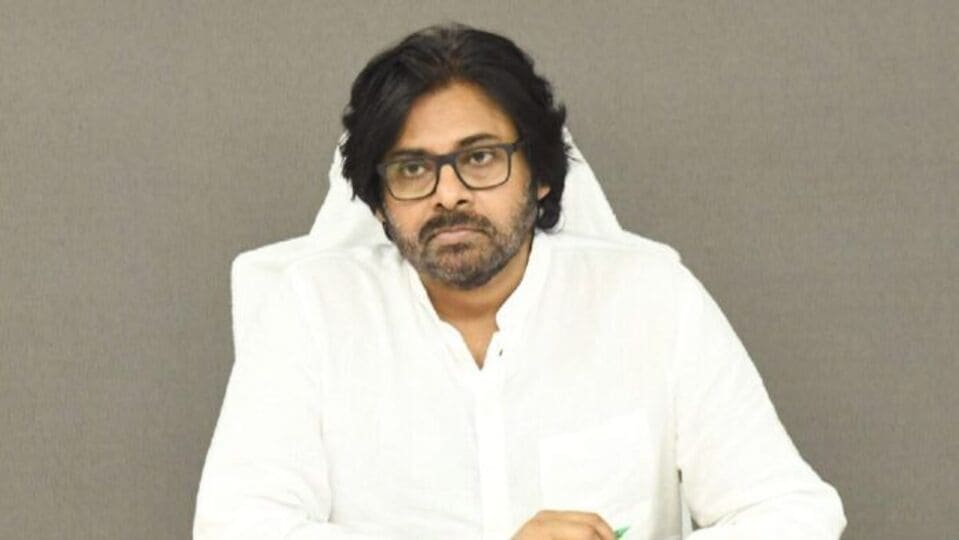 టాలీవుడ్ రిటర్న్ గిఫ్ట్పై పవన్ కళ్యాణ్ కౌంటర్ - ఇకపై సినిమా ప్రతినిధులతో చర్చలు బంద్ - థియేటర్ల ఆదాయంపై ఆరా టాలీవుడ్ రిటర్న్ గిఫ్ట్పై పవన్ కళ్యాణ్ కౌంటర్ - ఇకపై సినిమా ప్రతినిధులతో చర్చలు బంద్ - థియేటర్ల ఆదాయంపై ఆరా