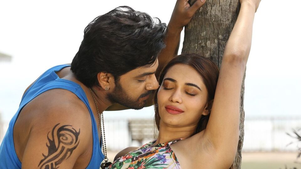 పూరి శిష్యుడితో బిగ్బాస్ రన్నరప్ థ్రిల్లర్ మూవీ - రొమాంటిక్ సాంగ్ రిలీజ్ పూరి శిష్యుడితో బిగ్బాస్ రన్నరప్ థ్రిల్లర్ మూవీ - రొమాంటిక్ సాంగ్ రిలీజ్