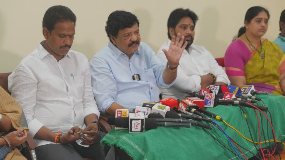 హరిహర వీరమల్లు విడుదల ముందే థియేటర్ల బంద్ ఎందుకు? సినీ పరిశ్రమపై కక్ష సాధింపులు ఉండవన్న మంత్రి దుర్గేష్ హరిహర వీరమల్లు విడుదల ముందే థియేటర్ల బంద్ ఎందుకు? సినీ పరిశ్రమపై కక్ష సాధింపులు ఉండవన్న మంత్రి దుర్గేష్