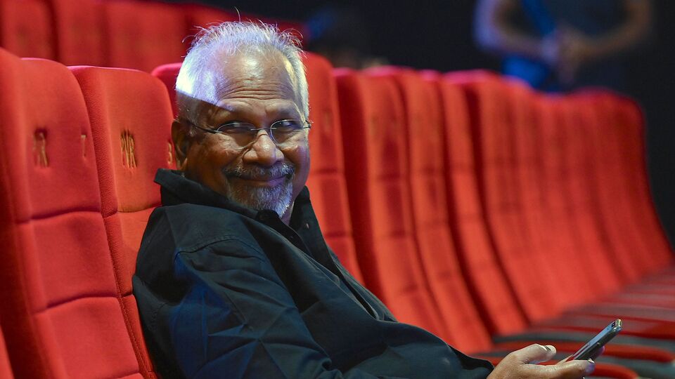 చెప్పినట్లు చేయకపోతే బిల్డింగ్ మీది నుంచి తోసేస్తానని యాక్టర్స్ను బెదిరించా: మణిరత్నం కామెంట్స్ వైరల్ చెప్పినట్లు చేయకపోతే బిల్డింగ్ మీది నుంచి తోసేస్తానని యాక్టర్స్ను బెదిరించా: మణిరత్నం కామెంట్స్ వైరల్