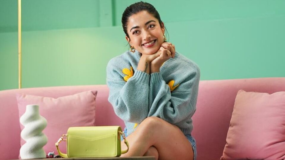 నటి అవుతానని అనుకోలేదు.. వాళ్ల సపోర్ట్ మర్చిపోలేను.. టార్గెట్ కొట్టాల్సిందే: పాన్ ఇండియా స్టార్ రష్మిక మంధాన ఇంటర్వ్యూ నటి అవుతానని అనుకోలేదు.. వాళ్ల సపోర్ట్ మర్చిపోలేను.. టార్గెట్ కొట్టాల్సిందే: పాన్ ఇండియా స్టార్ రష్మిక మంధాన ఇంటర్వ్యూ
