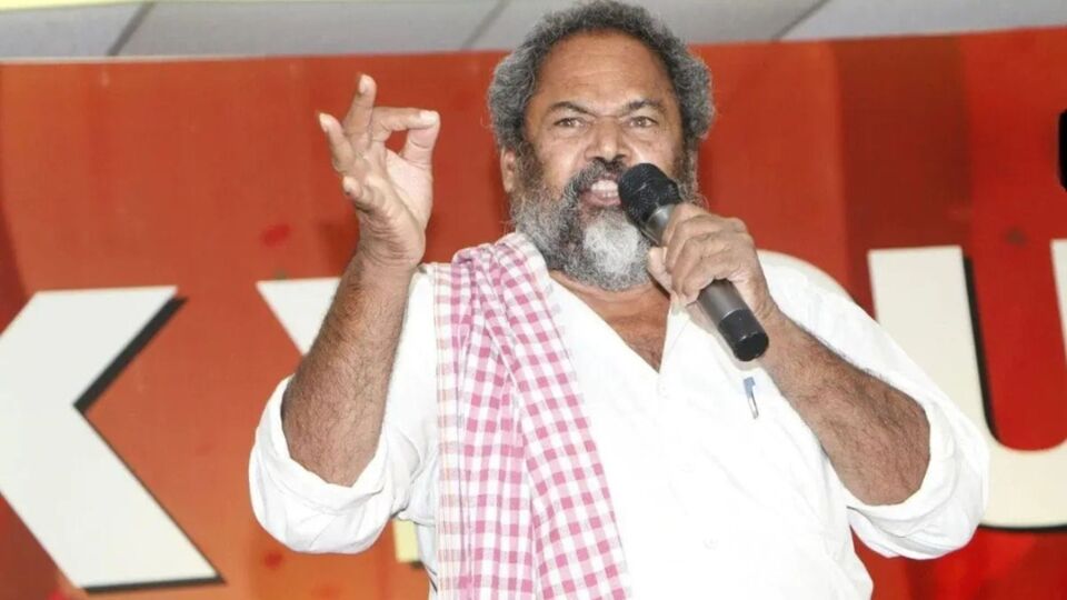 పవన్ కల్యాణ్ హరి హర వీరమల్లు పేరుతో పక్కదారి పట్టించారు.. పర్సంటేజిపై ఆర్ నారాయణ మూర్తి కామెంట్స్.. దుర్మార్గం అంటూ! పవన్ కల్యాణ్ హరి హర వీరమల్లు పేరుతో పక్కదారి పట్టించారు.. పర్సంటేజిపై ఆర్ నారాయణ మూర్తి కామెంట్స్.. దుర్మార్గం అంటూ!